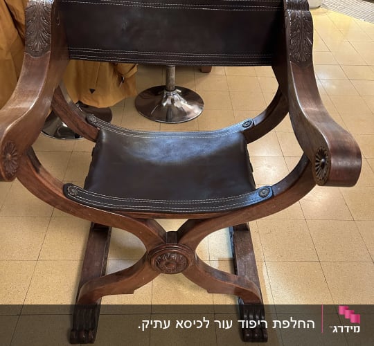 כיסא עץ עם ריפוד עור חום על רצפה